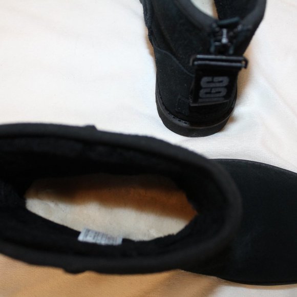 NIB UGG WOMEN'S MINI ZIP LOGO SUEDE SHEARLING BOOTS BLACK - Picture 8 of 11